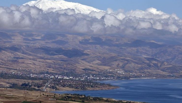 Beyaza bürünen Süphan Dağı imajıyla hayran bıraktı