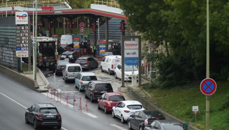 Fransa’da ‘günlük hayatı felç eden’ akaryakıt grevlerine devam kararı çıktı