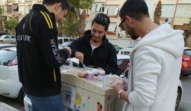 İzmir Büyükşehir Belediyesi’nin öğrenciye fiyatsız yemek dağıtmasına rektör pürüz oldu