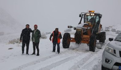 Van-Bahçesaray yolu ulaşıma kapandı: Onlarca araç mahsur kaldı