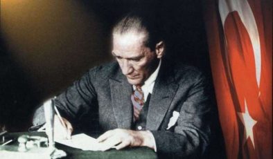 Atatürk 102 yıldır Başkomutan… Prof. Dr. Hakkı Uyar: ‘Kurtuluş’un yolunu açtı