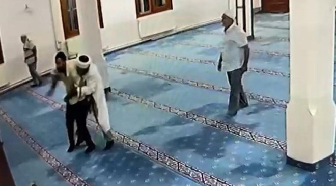 Camide bıçakla kendini kesmeye çalıştı, imam müdahale etti