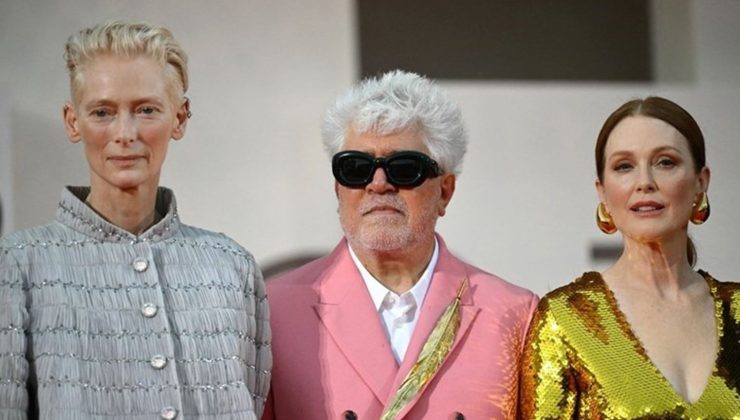 Pedro Almodovar’ın yeni filmi ‘Yandaki Oda’, 17 dakika boyunca ayakta alkışlandı