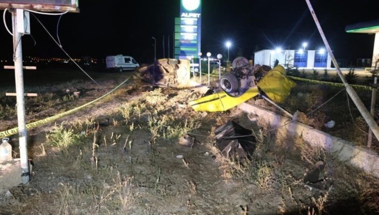 Aydınlatma direğine çarpan otomobil ikiye bölündü: 1 ölü, 3 yaralı